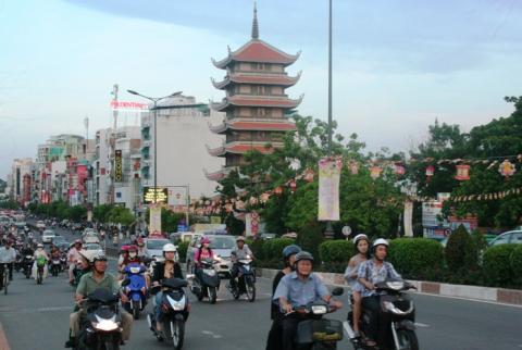 Tuyến đường Nam Kỳ Khởi Nghĩa trước chùa Vĩnh Nghiêm (quận 3) được treo đầy đèn và cờ Phật giáo