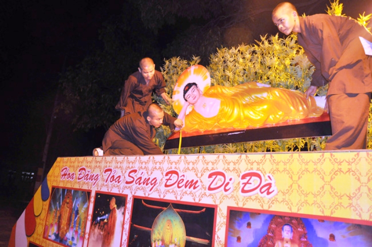 Vào tối 4 tháng 5 sẽ có diễu hành xe hoa chào mừng đức Phật đản sanh nên các thầy chùa Hoàng Pháp đang gấp rút trang trí cho xe hoa thật đẹp