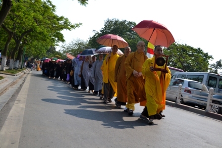 Chư Tăng Ni đi bộ diễu hành hơn 1km trên đoạn đường Thanh Niên để ra xe hoa