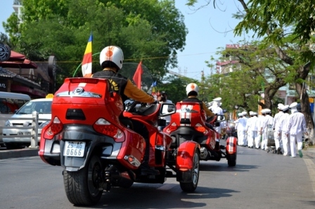 Đi sau đội kèn Tây là hai xe Moto phân khối lớn