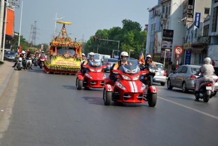 Đoàn xe diễu hành quanh Hồ Tây, từ đường cổng chùa Trấn Quốc trên đường Thanh Niên đi qua Nghi Tàm và đường Bưởi rồi lại về chùa Trấn Quốc. Đi tới đâu, đoàn diễu hành cũng được nhiều người dân hoan hỷ đón mừng.