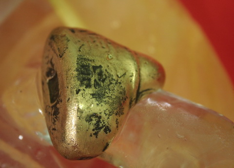 Tượng phật có 4 chữ Hán cổ phía sau. Nước đá tan rất nhanh khi chạm vào tượng Phật và màu của tượng chuyễn thành