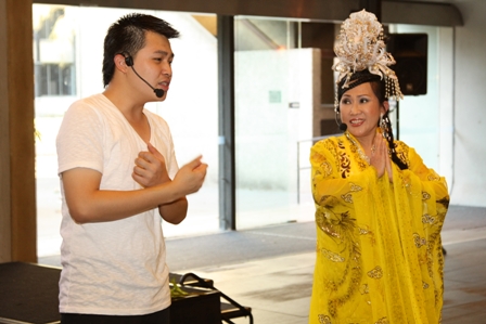 Đạo diễn Xuân Phúc đang thực hiện một tác phẩm nghệ thuật liên quan đến Phật giáo