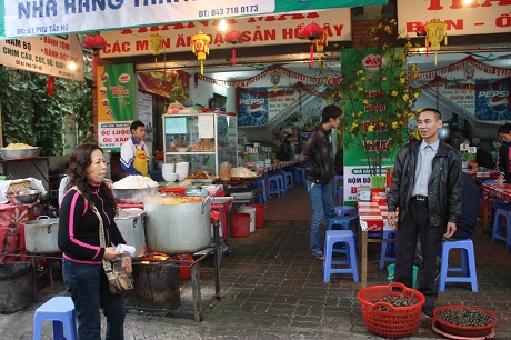 Hãy cùng ngắm cảnh người xôn xao, náo nhiệt trong sân phủ: