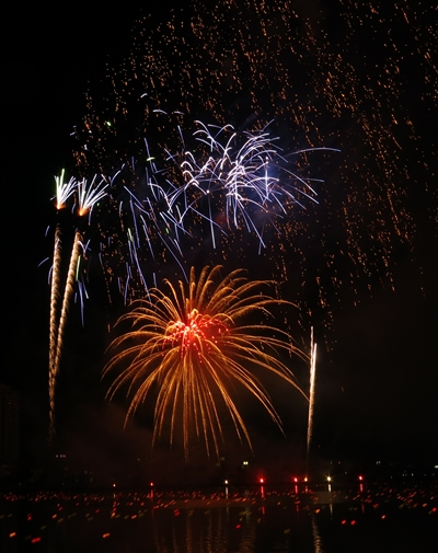 Hình ảnh màn trình diễn pháo hoa của đội chủ nhà Đà Nẵng - Việt Nam