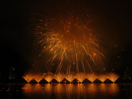 Hình ảnh màn trình diễn pháo hoa của Trung tâm pháo hoa Khan đến từ Nga