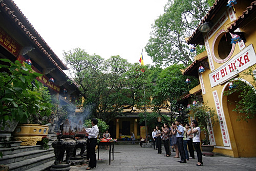 Người Hà Nội lên chùa làm lễ Vu Lan