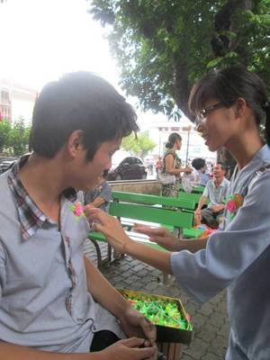 Vu Lan, báo hiếu, Hoa hồng xuống phố