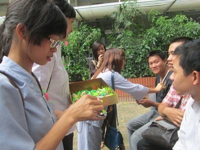 Vu Lan, báo hiếu, Hoa hồng xuống phố