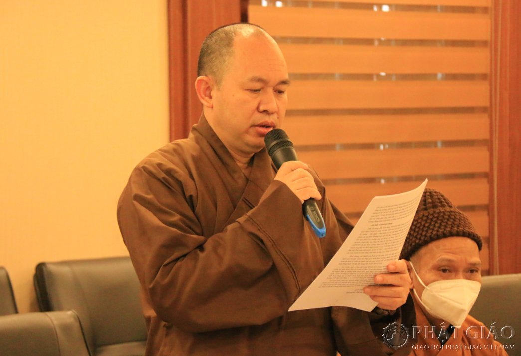 Thượng toạ Thích Đức Thiện trình bày Báo cáo tóm tắt Tổng kết công tác Phật sự năm 2021 của GHPGVN.