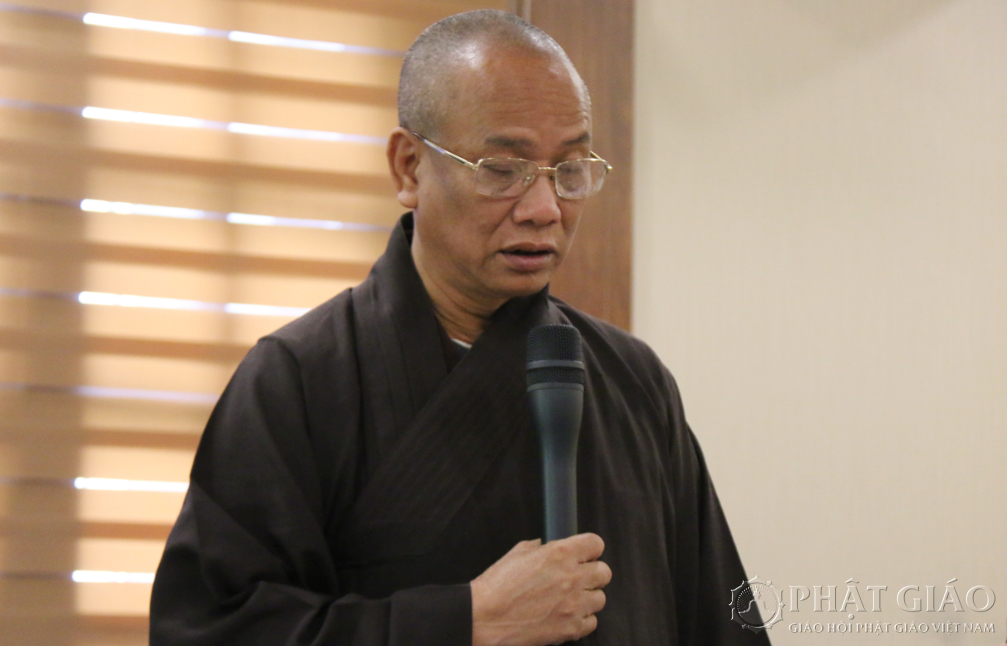 Thượng toạ Thích Quảng Hà phát biểu ý kiến.